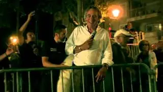 Il tape sur des bambous