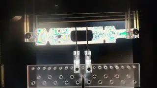 Isocromáticas en proceso de descarga de probeta sometida a flexión
