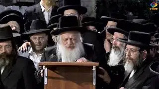 Chernowitz Rebbe Speaking At The Levaya Of His Father Manchester Rav M.M .Schneebalg z