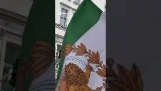 Folla in giubilo quando un uomo in un balzo cambia il vessillo all'ambasciata iraniana a Londra
