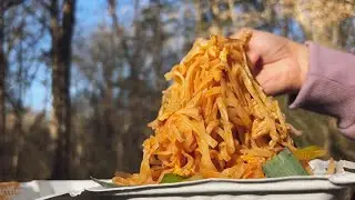 Chicken and shrimp pad thai with jasmine tea at a park ☺️  #food #nature #pov 