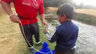 INCREIBLE PESCA CON ATARRAYA:  TRUCHAS EN RIO DE JUNIN.
