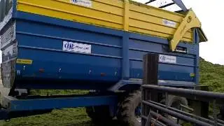 Kane 16 ton Silage Trailer Unloading With John Deere 6210R