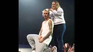 Purpose Tour: Justin Bieber let's a fan do his hair
