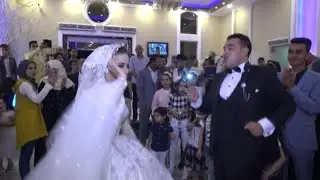 والله اروش عروسه ممكن تشوفها فى حياتك ورقصها بيعبر عن الفرحه الجنونيه بعد اطول قصة حب ومفاجئه مبكيهz