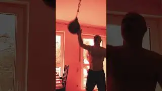 Маленькая груша, набитая песком, как лоб #делайкактренер #boxing
