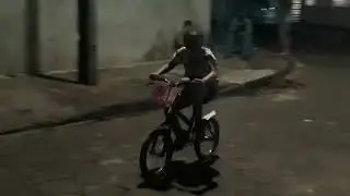 Tentando ensinar minha irmã dar grau