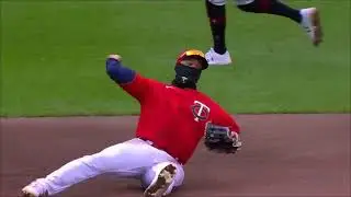 Gio Urshela THROWS OUT THE RUNNER WHILE SITTING DOWN | Chicago White Sox @ Minnesota Twins 4/24/2022