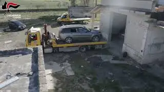 Cerignola, sorpresi a cannibalizzare un'auto rubata in un garage: 5 arresti