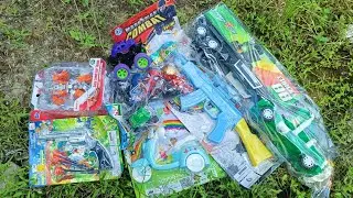 menemukan mainan baru pistol Koboy, truk kontainer, Scoopy mini, pistol combat