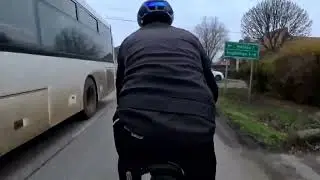 Előzni kell! Ezen a buszon iskol&aacute;s gyerekek is vannak!