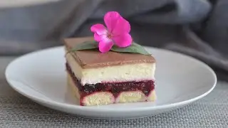 Ciasto jest nieopisanie pyszne, rozpływa się w ustach. M&oacute;j natychmiast zjada połowę patelni.