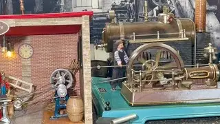 Gro&szlig;e Dampfmaschine Fleischmann 135/2 betreibt kleine Holzwerkstatt