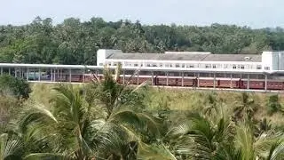 Beliatta - Kandy Express Train reaching Wewurukannala Railway Station 🚉
