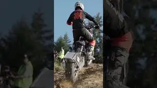 🤯 Grimper une c&ocirc;te de plus de 20%, c&rsquo;est la routine pour les pilotes de mont&eacute;e impossible! #ffmoto