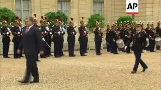Hollande welcomes Poroshenko to Elysee Palace