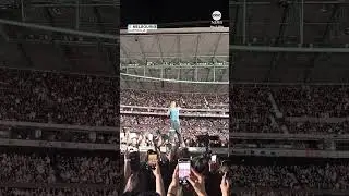 Coldplay frontman Chris Martin takes a tumble on stage - ABC News