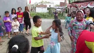 Seru! Lomba joget berebut kursi, sampai ada yang terjatuh tertimpa temannya