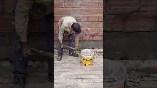 Pala mecanica vs humana #alba&ntilde;iler&iacute;a #m&aacute;quina #catvideos #cemento #piedrasnegras #humor #atr #obra
