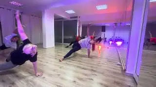 Contemporary dance class 