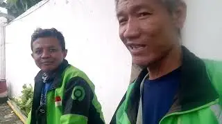 Sesama driver gojek anyep nunggu orderan yang tak kunjung that thet gak kaya dulu bro