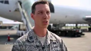 U.S. Airmen and Nepalese Soldiers unload aid for Nepal