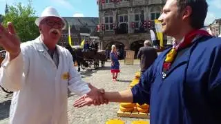 How to negotiate the cheese price at the Gouda cheese market with 'Handje klap'