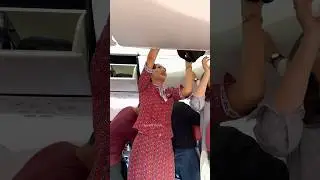 Pramugari Thai Lion Air Merapikan bagasi cabin