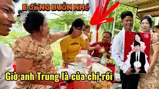 Anh Trung chị quý làm đám cưới Trinh đến chúc mừng mà hai hàng lệ rơi
