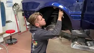 Die Karosserie eines frisch lackierten Autos zusammenbauen - Azubi-Reporter Jakob zeigt wie es geht