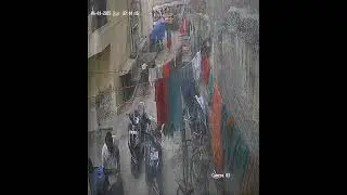 Bike thief 2 is running away after stealing it at 8:00 in the morning