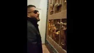 (Rome) Anneddie become the tour guide at the Vatican Museum