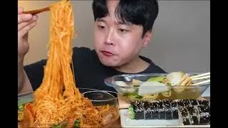 飘香拌面，紫菜包饭，直接看饿了 #吃秀 #火鸡面 #咀嚼声 #火鸡面新吃法 #深夜食堂深夜放毒 #拌面