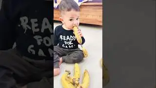 Banana eating funny baby😂 #shorts #baby #cutebaby #cartoon #viral #moyemoye #shaan #funny #candy