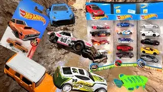 Unboxing mobil hotwheels dihutan yang terjebak dilumpur yah teman-teman,wadidaw!!