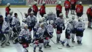 Einlauf und Spielende vom Spiel 1.EV Weiden vs. ERC Hassfurt vom 11.12.09