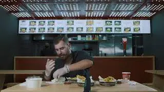 საეჭვო კაცი სინჯავს Big Sam's ბურგერს