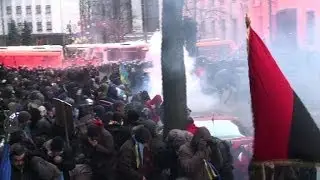 Clashes rage as 100,000 Ukrainians rally over EU snub