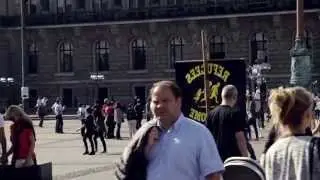 Das Floß legt an