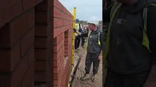 Brickwork flat as a pancake.6 foot level #construction #bricklayers #bricklayer #satisfying #work