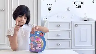 WowWww @Fingerlings  2023 New Interactive Baby Monkey Harmony (Pink)