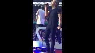 Moments & Harry drying himself after a water fight with fans