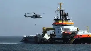 Cuxhaven 28.08.2024 Hubschrauber zieht Person vom Schiff Neuwerk mit einer Seilwinde hoch Übung ?