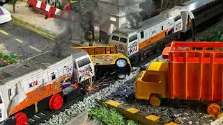 Kecelakaan Mainan Kereta Api CC206 Anjlok Menabrak Bus Sekolah Hingga Terguling di Perlintasan KAI