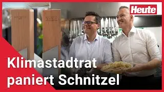 Paul Kolarik paniert Schnitzel in der Luftburg