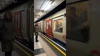 London Tube City Life 🚇🇬🇧 | A Regular Day in London by Skillmatrix Partners
