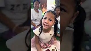 Niña rica regala su comida de navidad a personas de la calle😱