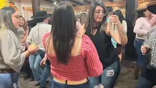 Linda y hermosas mujeres bailan rancheras junto a LOS TREMENDOS LAURELES