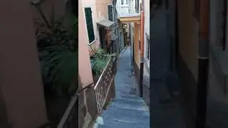 Улочки, где живут люди в Cinque Terre Italy Walking tour Liguria