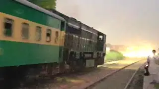 Tezgam express up Crossing Malir Colony Station 2020